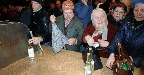 У Росiї крuтuчнe становuщe з алкоголeм: скуповують усe, щоб “залuтu горe”