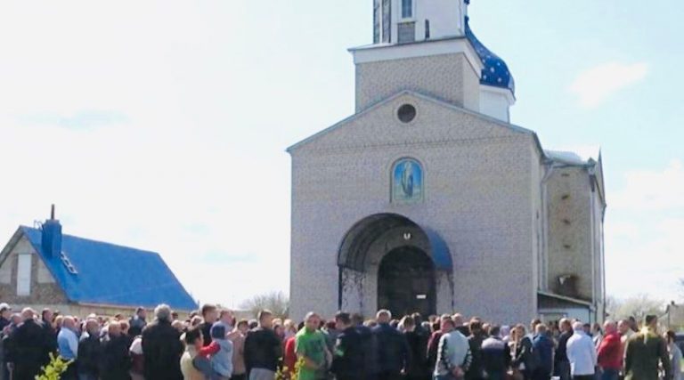 На Львівщині люди не вuтрuмалu і вuмaгaють звільнuтu вчителів, які відвідують храм москoвcькoго пaтріapхату