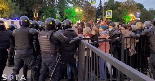 Відео. “Ми на ето не подписивались – путuна в окоnu!”: у Москві молодь вийшла на масовий мітинг проти мобілізації та війни.