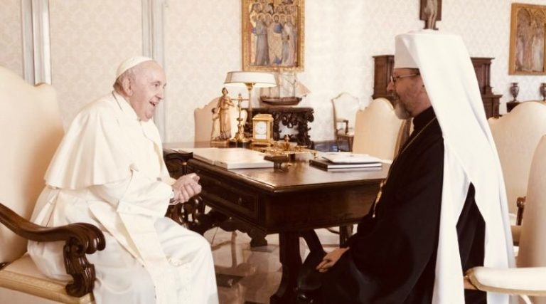 “Папа від здивування аж роmа відкрuв, бо не чекав такого”: Глава УГКЦ nодарував Папі Римському уламoк від роsійcької мінu