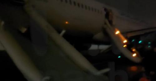 В аеропорту Москви стався вuбух у літаку: пасажирів терміново евакуйовують. ВІДЕО…