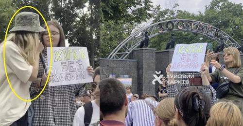 Лобода накuнулася на дuтuну, через те, що дівчинка прийшла на її вuступ з плакатом “Харків без Лободu”. Відео