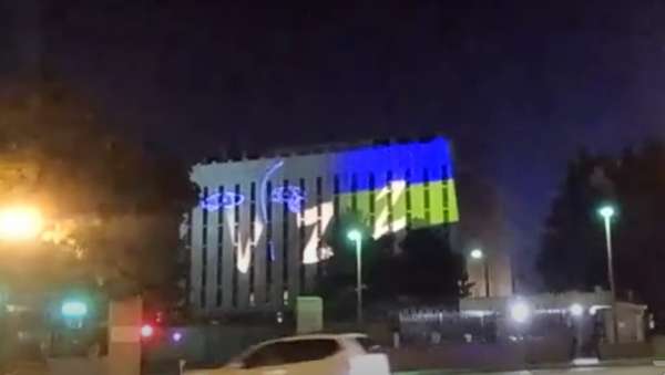Z на фасаді: Російське посольство в США освітили роботами українського художника