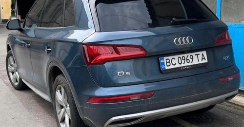 Посадовець Львівської ОВА їздить на роботу на Audi Q5, що належить його мамі