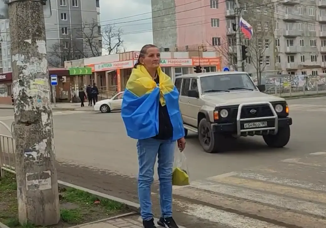 Жінка з українським прапором вийшла на вулицю окупованого Маріуполя. Гляньте, що з нею зрбили перехожі