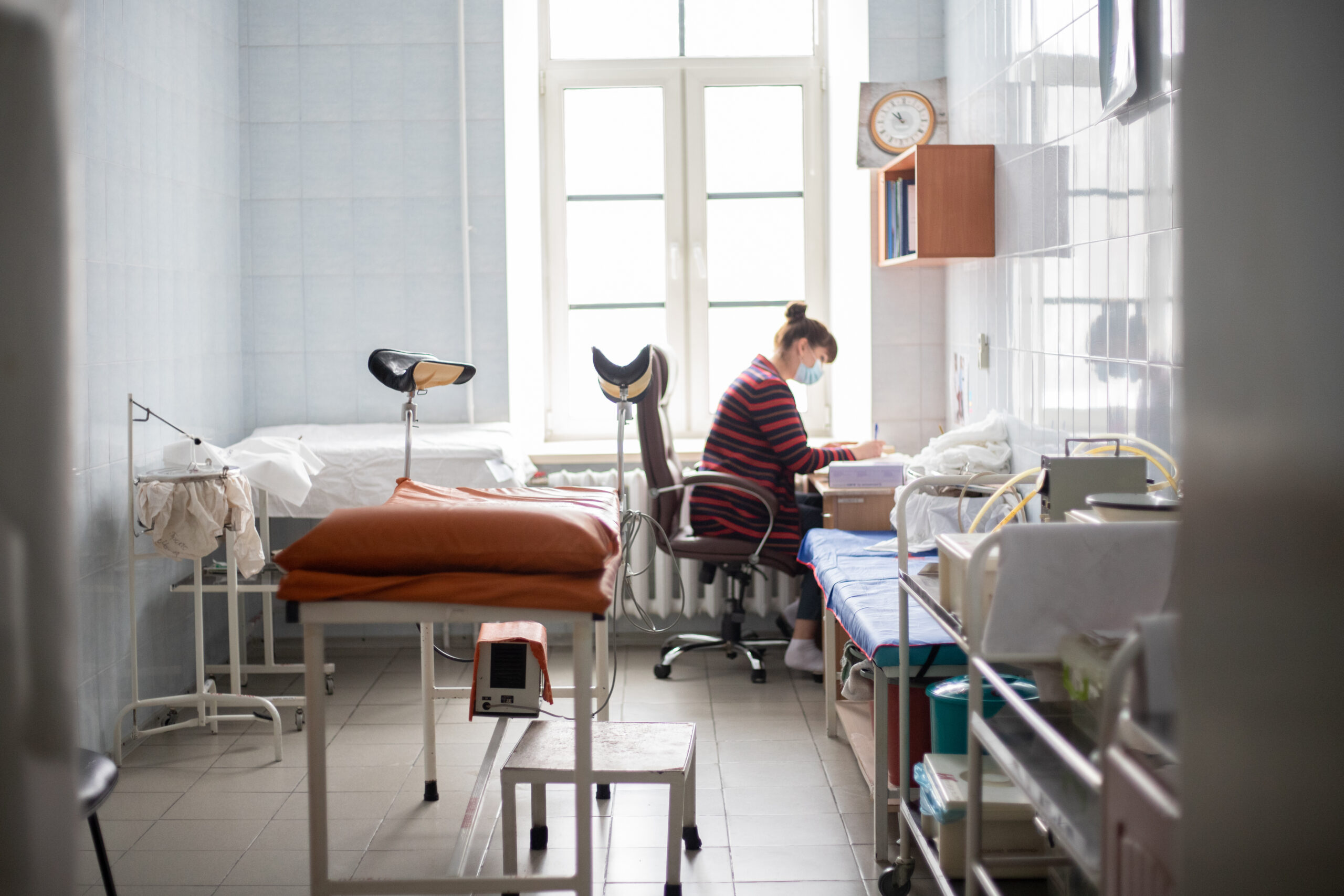 Хочеш я тобі допоможу піти? Це не боляче, – посміхався він їй, дивлячись в обличчя. Її повіки злегка здригнулися. – Ти втомилася від цього, я теж. Я тобі допоможу, мені розповіли як. — Ви тут? – у дверях палати з’явився лікуючий лікар, – Доброго дня. Мені повідомили, що ви прийшли. Я змінив схему лікування, призначив нові препарати і… — Робіть, що вважаєте за потрібне, – Антон не став слухати лікаря і просто вийшов із палати