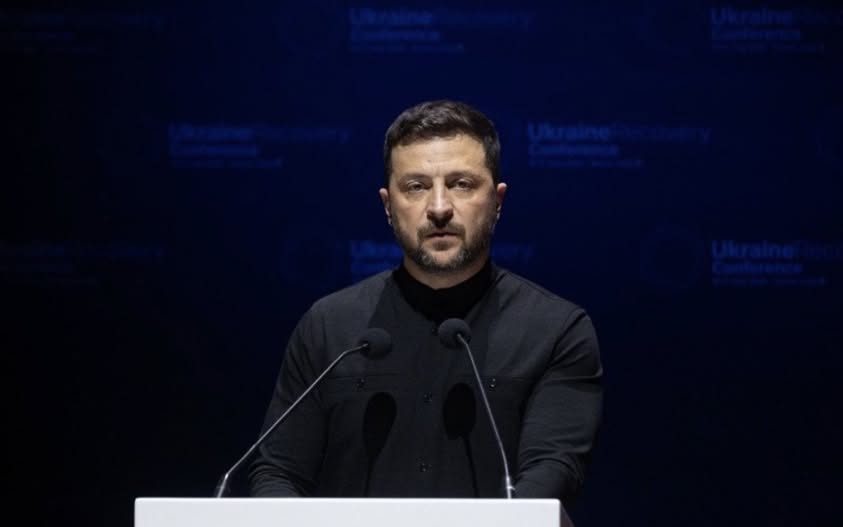 “Треба ще трішки часу”: Зеленський про те, що не буде “здаватися” у війні