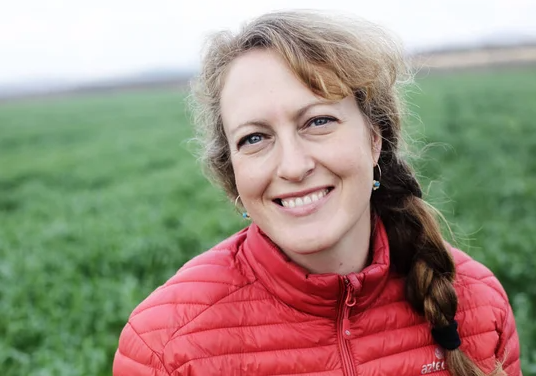 Після того, як помер чоловік я зустріла Ігоря. Ми не одразу зійшлися – довго сумнівалася, чи маю право на щастя. Але донька вже доросла, має свою родину. І я захотіла нарешті кохати та бути коханою.Однак, не думала, що Настя стане на заваді мого щастя. 