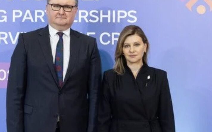 У чорному костюмі і з цікавою брошкою: Олена Зеленська виступила на концеренції