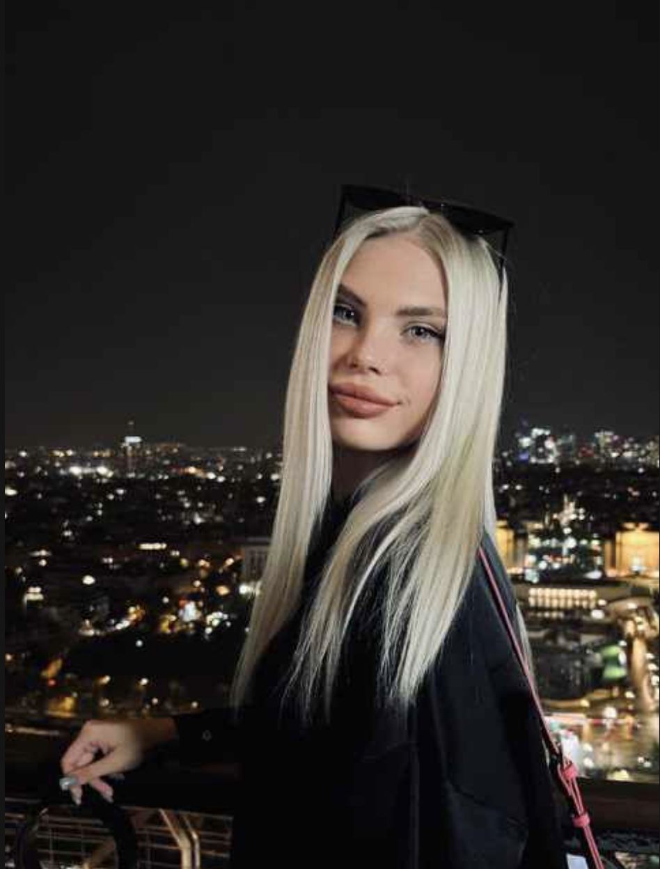 Вже 24 хвилин, як ми розведені. Виходжу із рацсу зі своїм колишнім…. Він щось говорить, а я думаю, чи встигну на роботу або краще поїхати додому. І тут я розумію, що він каже. Він просить повернути обручку і попереджає, що ввечері заїде за грошима. Гроші я зберігала, як бабуся, замотавши купюри в платочок і сховавши на антресолях.