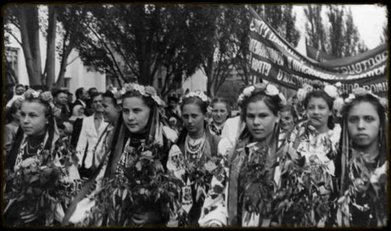 Ви думали, це Львів? Ні. Це ГОРЛІВКА. 1954 рік! А вже у 1968 році , наприклад, у Бахмуті, залишилась лише одна українська школа (ФОТО)