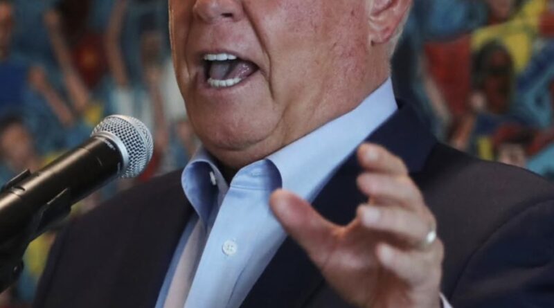 “Це вaм не Тpамп… Дpузі, знaйомтесь – це Дeлл Лой Хaнсен. І вiн…”