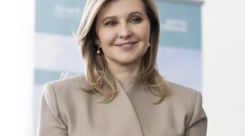 Олена Зеленська у стильному жакеті і з новими сережками з’явилася на Хмельниччині