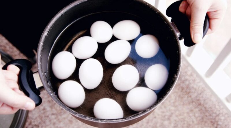 Чому в жодному разі не можна класти гарячі варені яйця у холодну воду