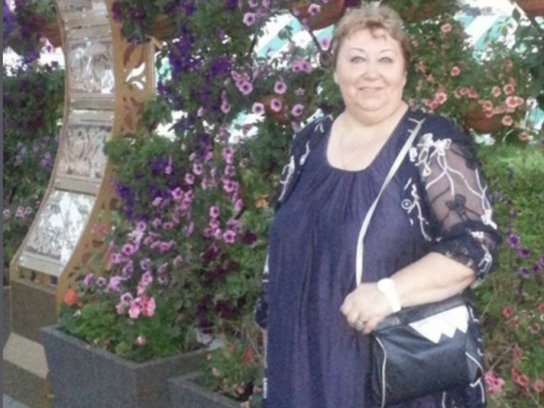 Чоловік одружився на жінці з двома дітьми. Закласти за комір люблять. Живуть на краю села. Більше нічого не знала. Хто така Настя, поняття не мала. Увечері вона довго сиділа біля вікна, не вмикаючи світло.