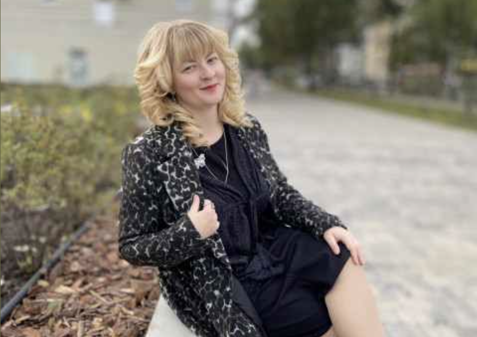 Мамо… Я сьогодні бачила Євгена. У кафе, з іншою жінкою. Вони… — Марина запнулася, намагаючись підібрати слова. — Були занадто близькі. Це була не ділова зустріч. Він її цілував. Любов Сергіївна завмерла, немов не почула сказаного. Вона повільно повернула голову в бік дочки, а потім вибухнула саркастичним сміхом. — Ти жартуєш, так? — її голос був сповнений холодом і недовірою. — Мамо, я серйозно! — Марина зробила крок ближче. — Я все бачила на власні очі! Вони сиділи в кафе, говорили про те, що їм потрібно почекати, що «ситуація складна», а потім він поцілував її.