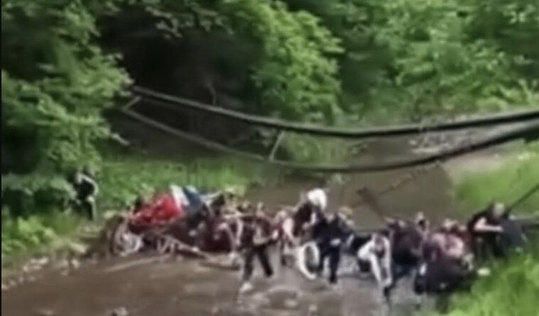 На Буковині обвалився міст з понад 30 дітьми: скільки постраждалих