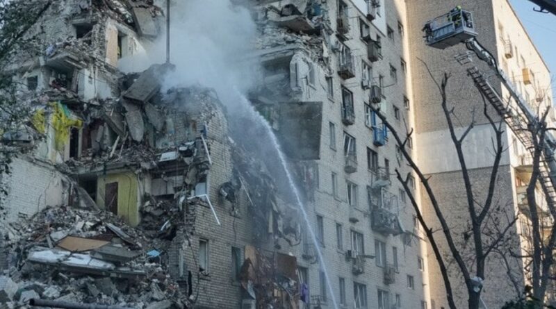 У Києві РФ перетворила будинки на руїни: кількість загиблих стрімко зростає, під завалами шукають людей