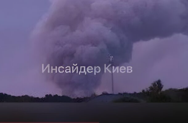 На Київщині пролунали вибухи: спалахнула масштабна пожежа — подробиці